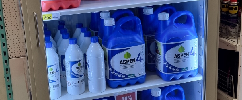 Vorbildliche Lagerung entzündlicher Produkte in einem belüfteten Schrank